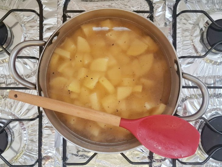 Batata, água e sal adicionados à panela.