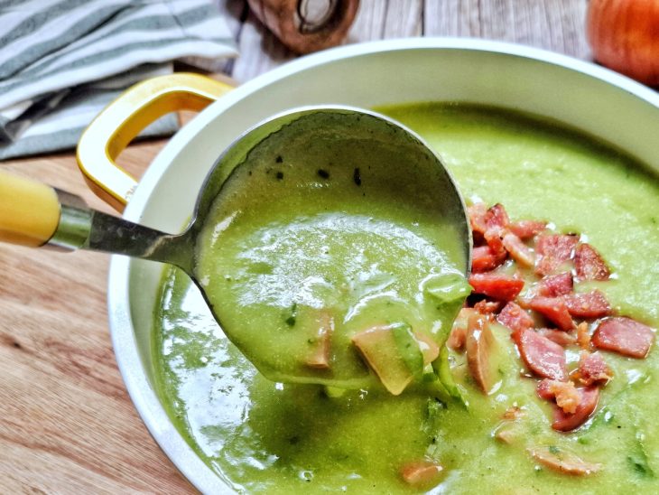 Caldo verde com bacon e calabresa pronto para consumo.