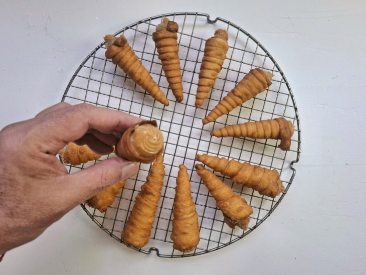 Uma grade contendo vários canudinhos de doce de leite.