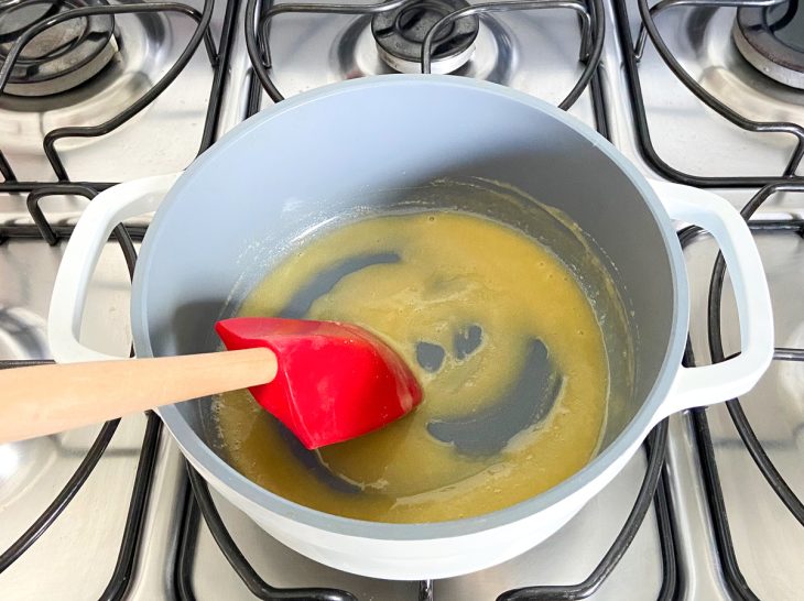 Uma espátula em uma panela com a mistura de farinha e manteiga.