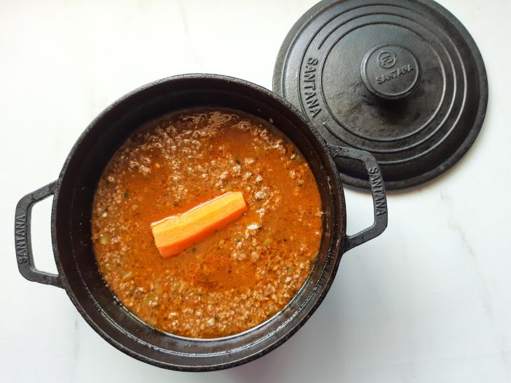 Panela com molho, extrato de tomate e cenoura adicionada