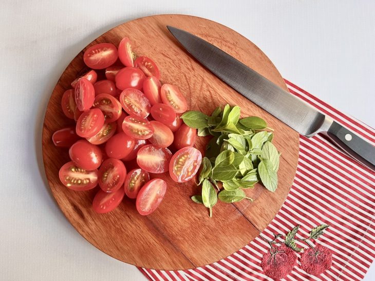 tábua com tomatinhos cortados ao meio