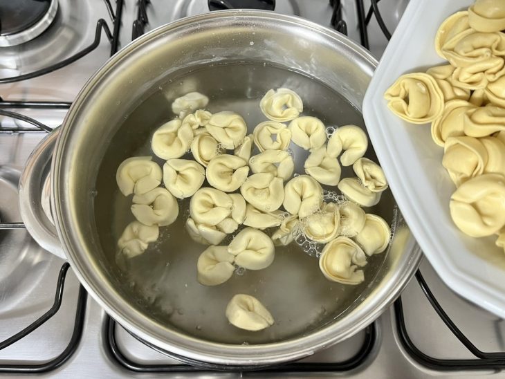 capeletti cozinhando na panela