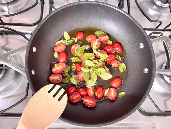 frigideira com tomatinho e manjericão