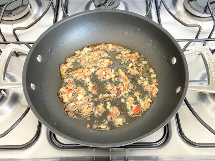 Pimenta-dedo-de-moça adicionada na frigideira com os outros ingredientes.