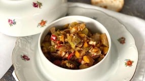 Caponata de abobrinha com pimentão e nozes