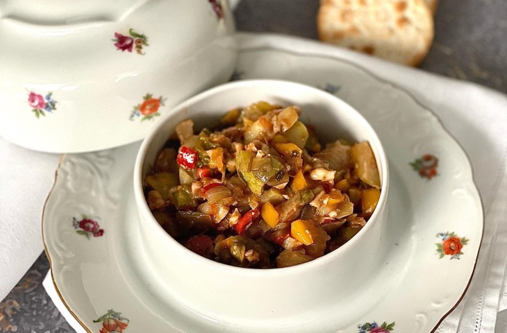 Caponata de abobrinha com pimentão e nozes