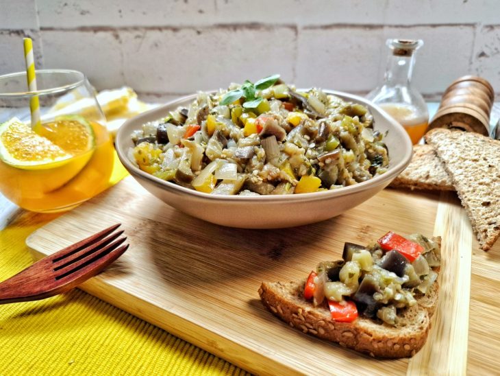 Caponata pronta para consumo em uma tigela de porcelana.