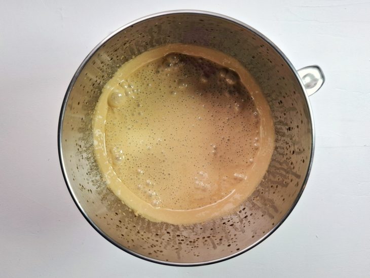 Uma tigela com a mistura de água, café solúvel, leite Ninho e açúcar batidos.