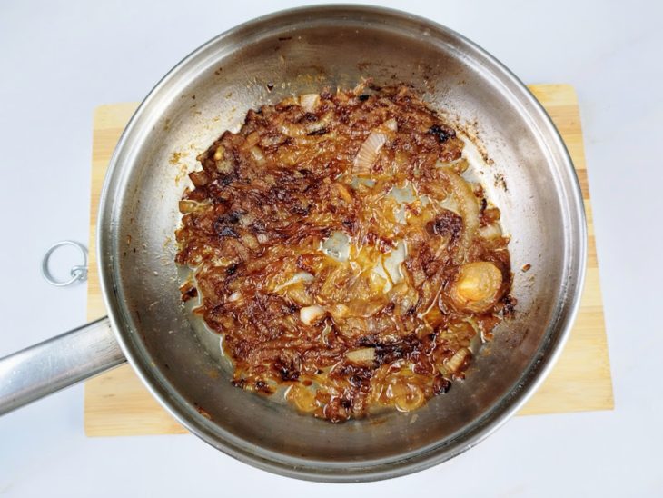 Uma panela contendo cebolas caramelizadas.