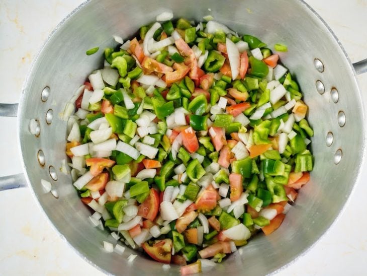 panela com cebola, pimentão e tomate picados