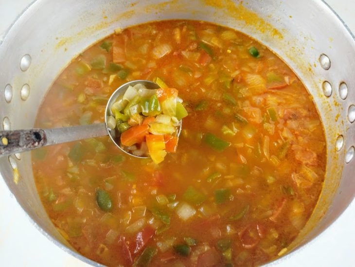 panela com o molho da caranguejada cozinhando