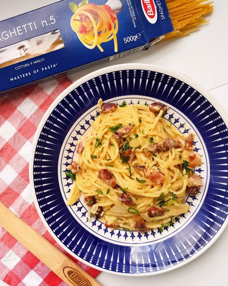 Carbonara com queijo curado