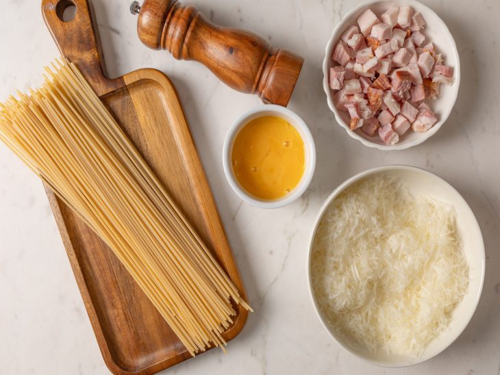 Ingredientes para a receita de carbonara fácil e rápido.