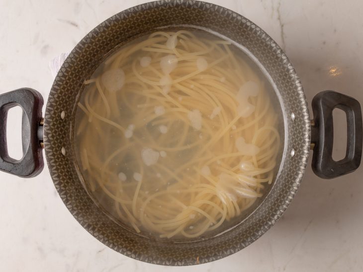 Macarrão em processo de cozimento em uma panela.