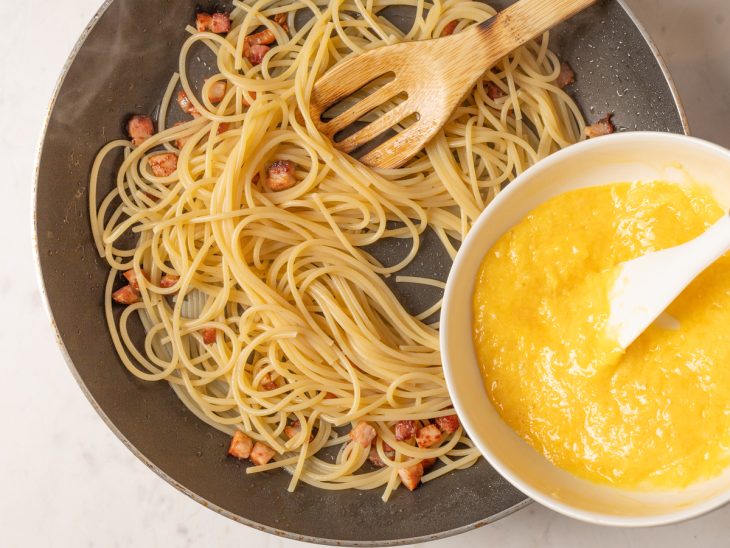 Mistura de gema e parmesão para adicionar na frigideira.