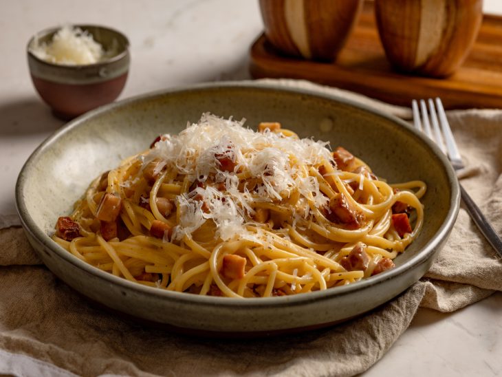 Carbonara fácil e rápido, finalizado, pronto para servir.