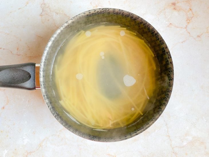 Macarrão colocado em água para cozinhar.