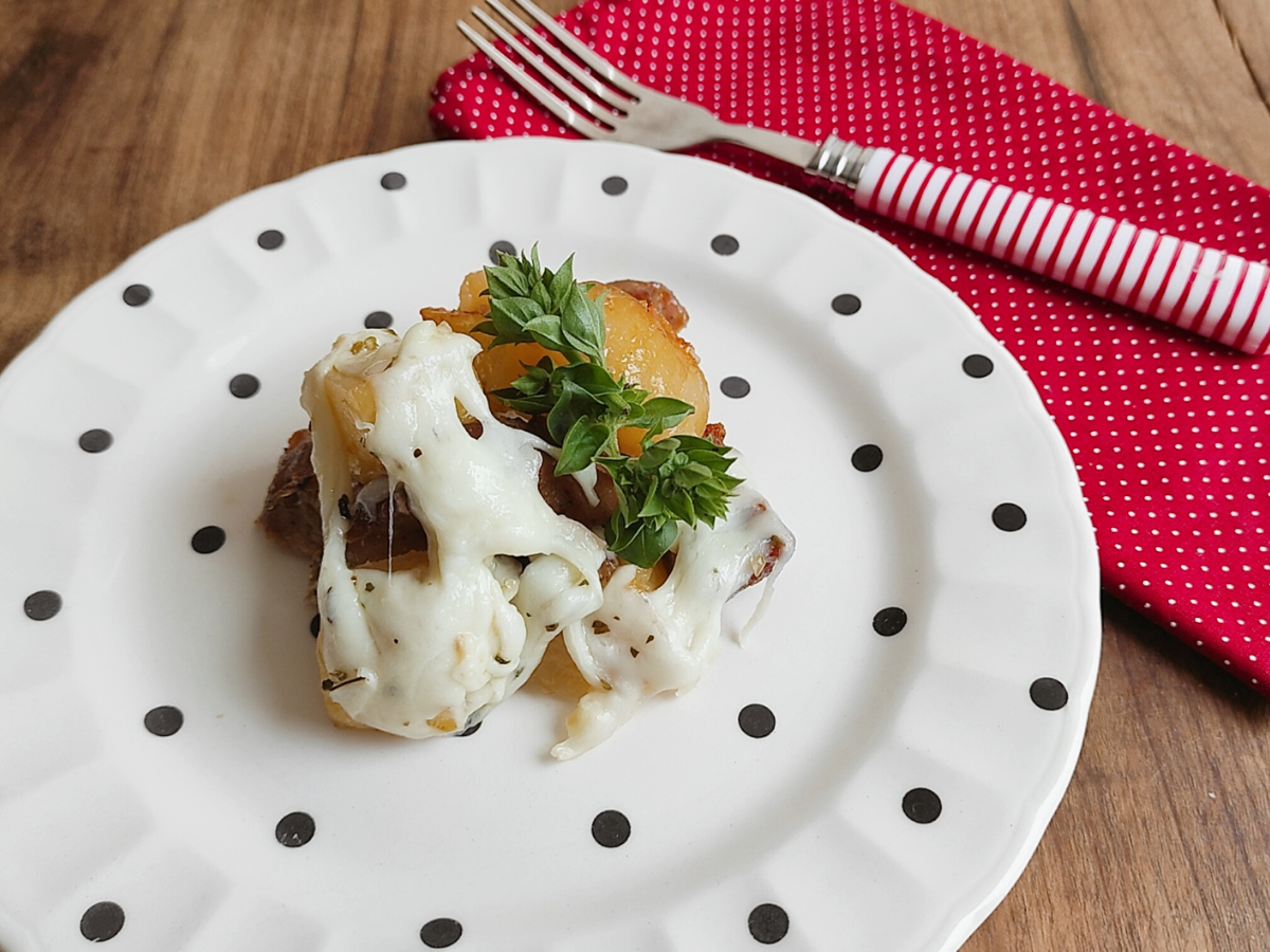 Carne assada com batata e queijo