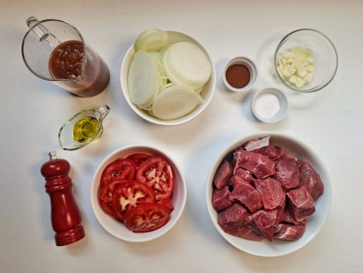 ingredientes reunidos para fazer carne de panela com molho de tomate