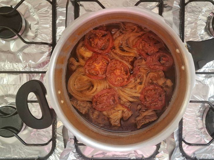 acém refogado na panela com tomate, cebola e temperos