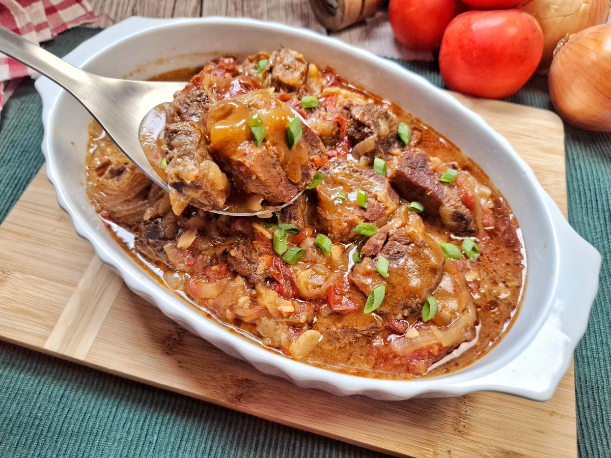 Carne de panela com molho de tomate