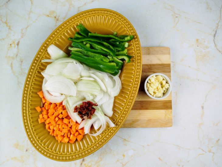 Um prato e potinho com os ingredientes fatiados.