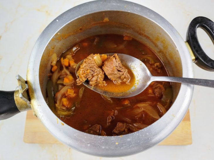 Panela com a carne e o molho já cozidos.