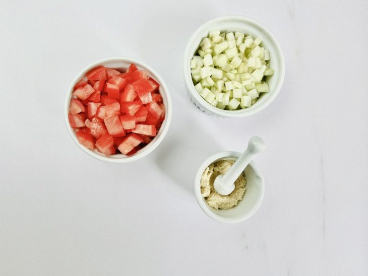 Ingredientes picados e separados em recipientes.