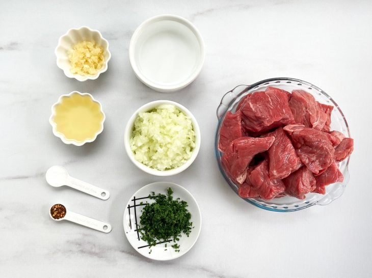 Ingredientes para a carne de panela simples.