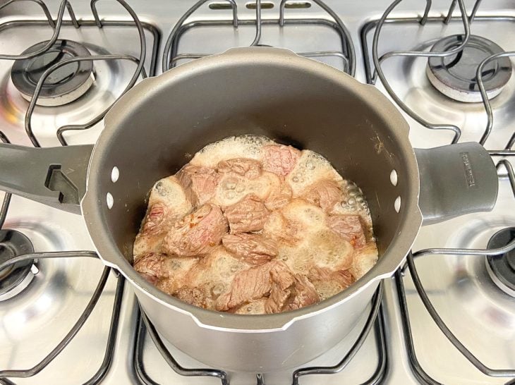 Carne e temperos na panela.