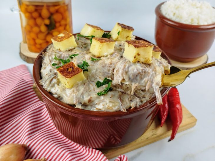 Carne de sol na nata com queijo coalho pronto para consumo.