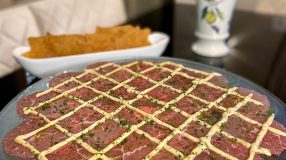 Carpaccio com aioli trufado