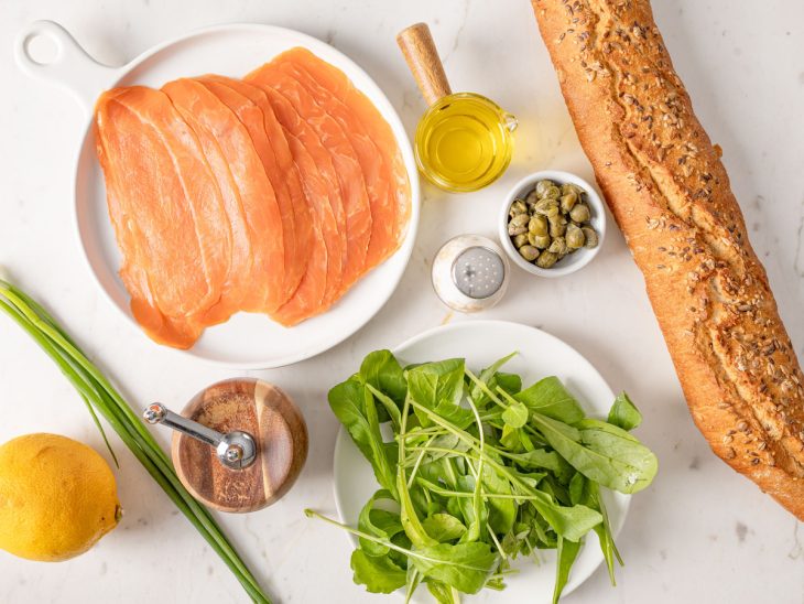 ingredientes organizados sobre a mesa para fazer carpaccio de salmão defumado