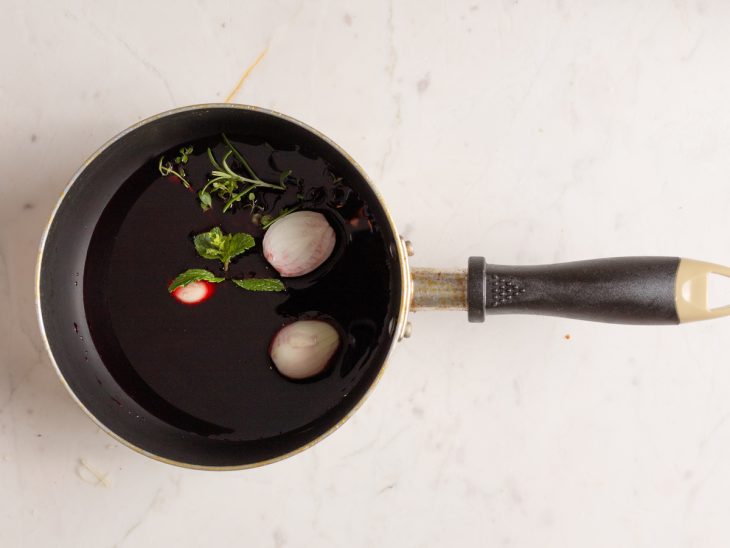 Uma panela com os ingredientes da redução.