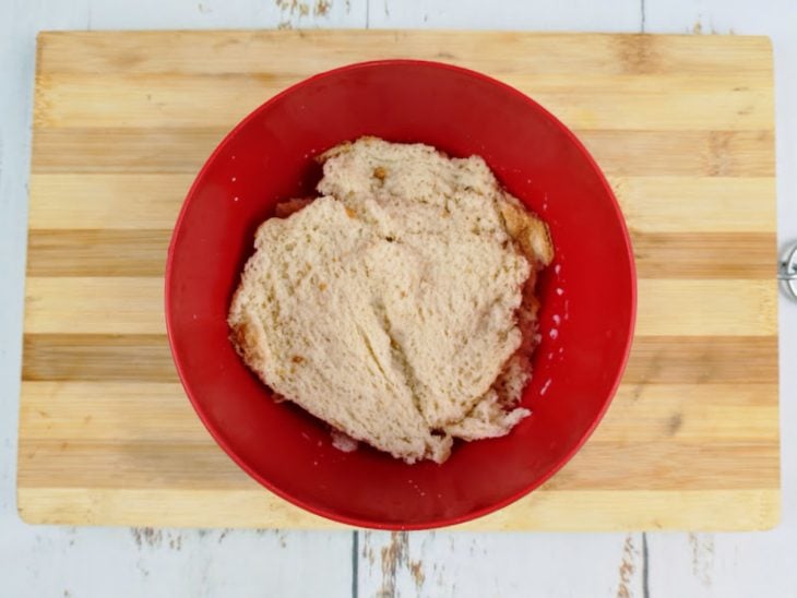 Pães umedecidos no leite em uma tigela.