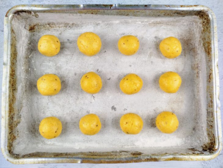 Bolinhas feitas da massa de cavaca em uma forma.