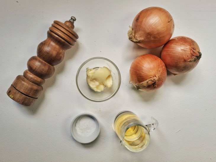 Ingredientes para a receita de cebola caramelizada.