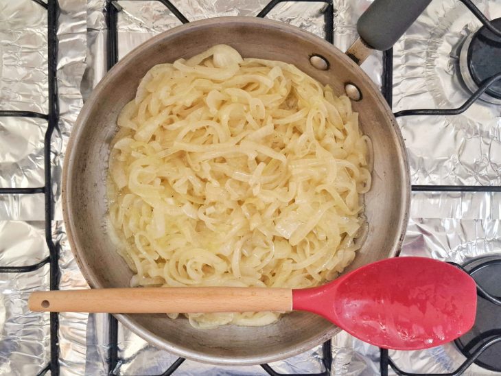 Cebolas na frigideira com fogo reduzido.