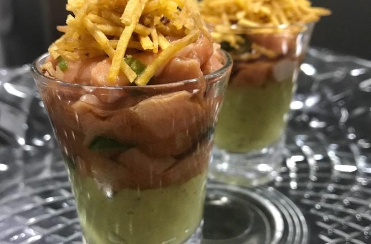 Ceviche de salmão com creme de abacate