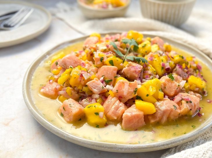 Ceviche de salmão com manga rosa pronto para consumo