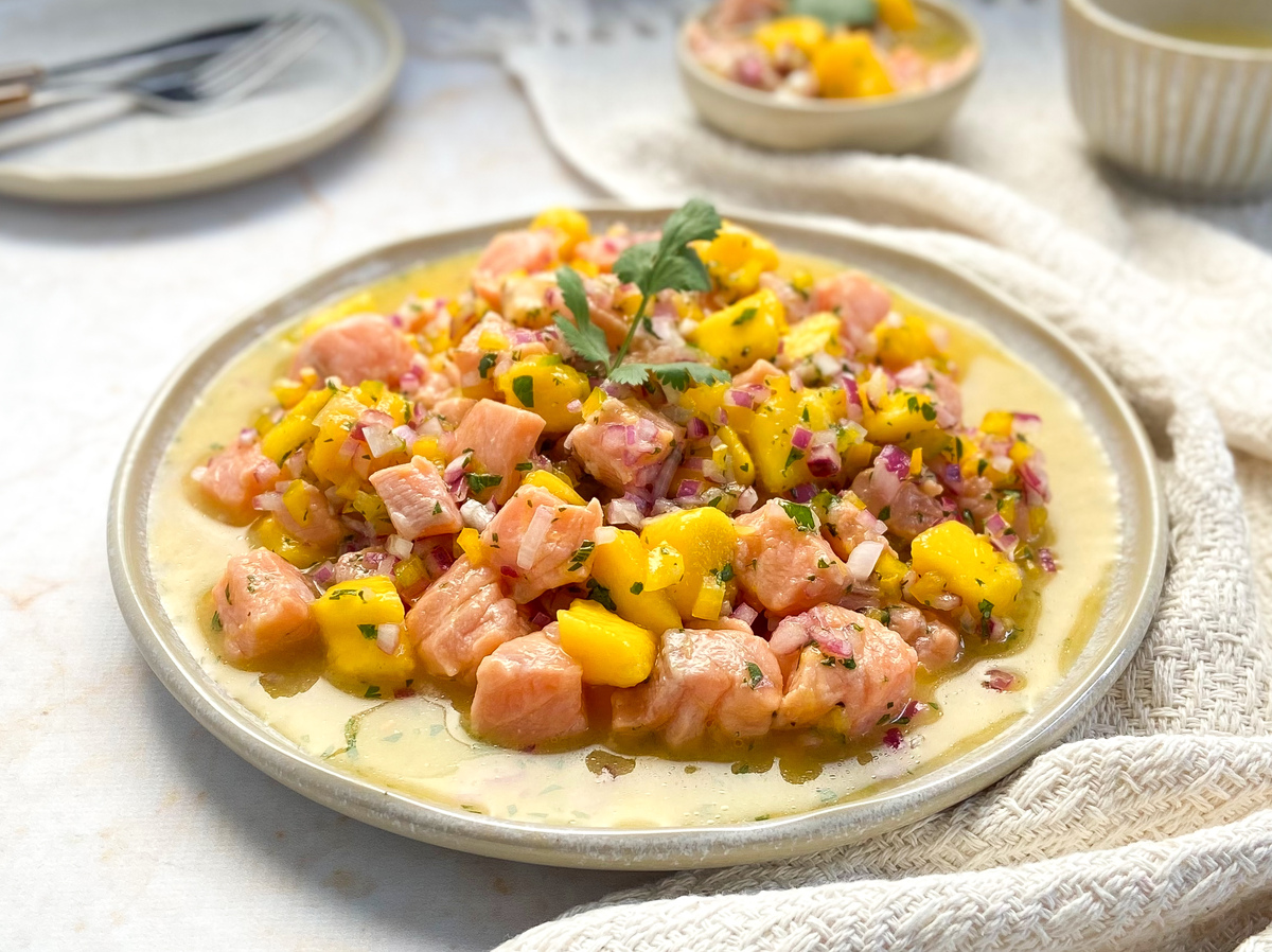 Ceviche de salmão com manga