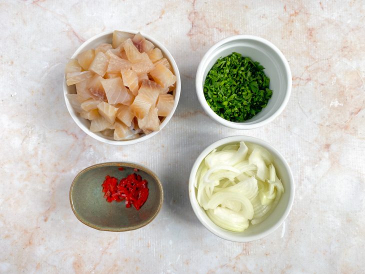 Ingredientes picados e separados em recipientes.