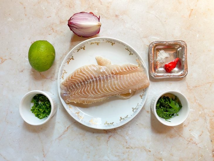 Ingredientes para a receita de ceviche simples.