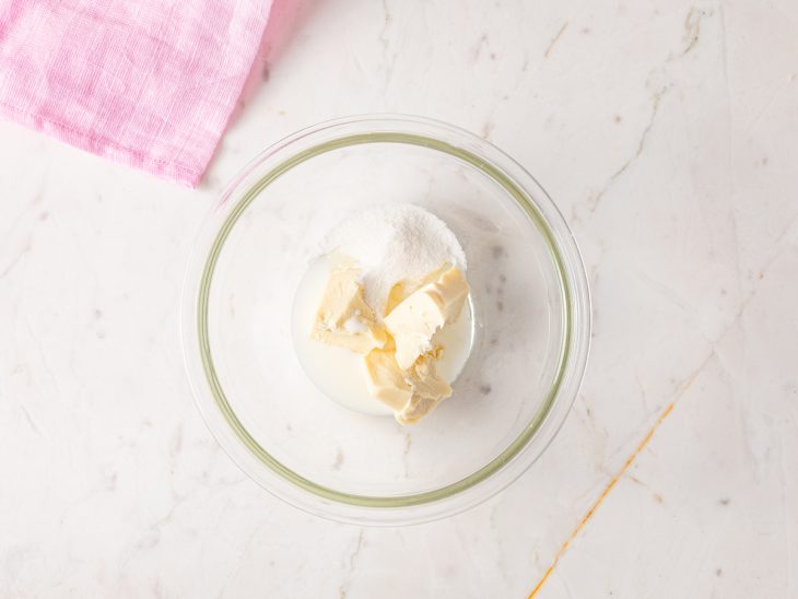 Uma tigela com açúcar, chocolate branco e leite.