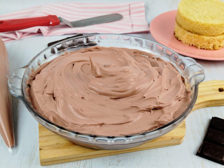 Chantilly de chocolate com creme de leite em um recipiente de vidro pronto para consumo