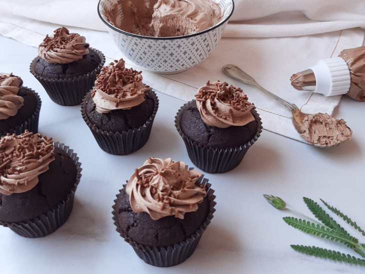 cupcakes decorados com chantilly de chocolate vegano