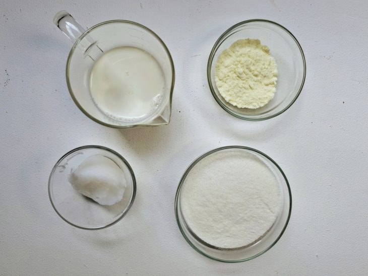 Ingredientes para a receita de chantilly simples.