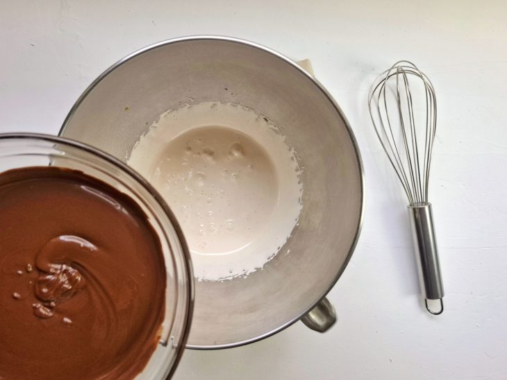 Recipientes com chocolate e claras batidas com açúcar