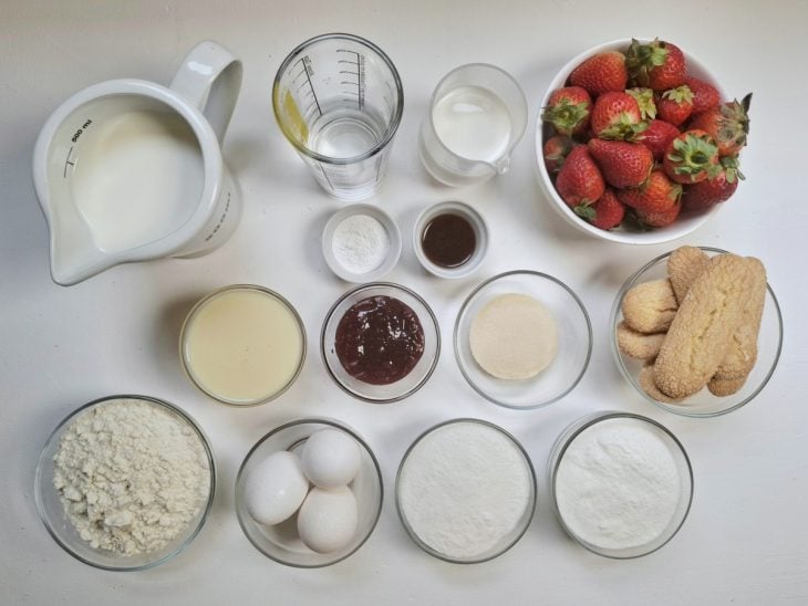 Ingredientes para preparar a charlotte tradicional em uma mesa.